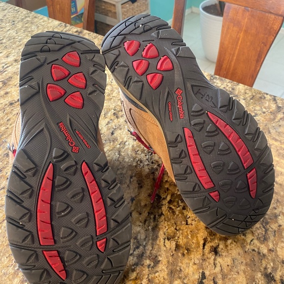 Columbia women’s hiking Boots with Red laces size 7 waterproof - Picture 2 of 5